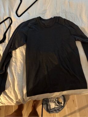 lululemon athletica Men's Black Long-Sleeve Crewneck Top